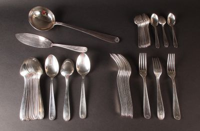 Christofle orfèvre. Partie de ménagère en métal argenté à dé…