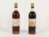deux bouteilles de vin posées l'une à côté de l'autre sur une table