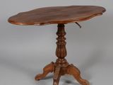 une image représentant une table en bois avec un plateau en bois sur fond gris