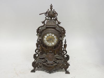 une horloge posée sur une surface blanche