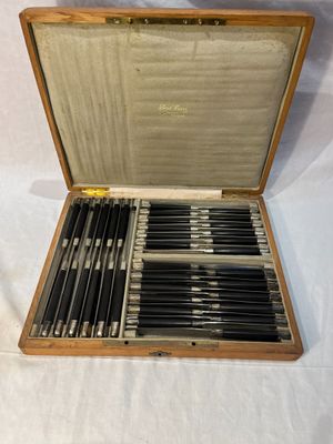 un coffret en bois contenant un ensemble de couteaux