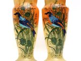 deux vases avec des oiseaux peints assis sur une table