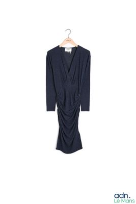 une photo d'une robe pour femme suspendue à un cintre
