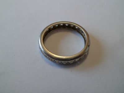 une bague en argent sur une table blanche sur fond blanc