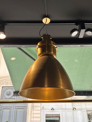 une lampe suspendue au plafond de la pièce