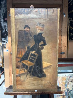 tableau représentant une femme en robe noire debout à côté d'un chevalet en bois
