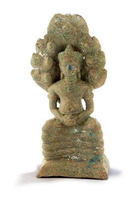l'image d'une statue de femme avec un chapeau sur la tête