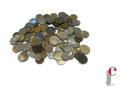une pile de pièces de monnaie posée sur une surface blanche
