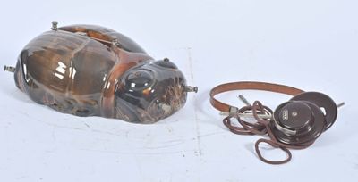 un petit objet posé par terre à côté d'une paire de ciseaux