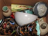 une boîte remplie de vases, avec un bol à l'intérieur
