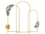 une arche métallique dorée ornée de fleurs et de clochettes