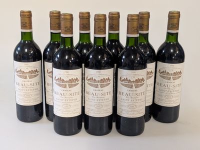 six bouteilles de vin sont alignées sur une table