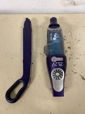 un aspirateur et une paire de ciseaux posés sur une table