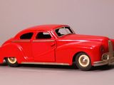 une petite voiture rouge posée sur une table