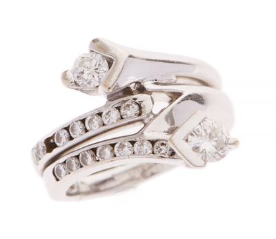 une image montrant un gros plan d'une bague en diamant sur fond blanc