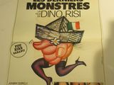 une affiche accrochée au mur d'un musée, représentant un homme tenant une boîte remplie d'argent