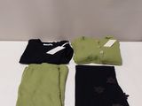 trois paires de chaussettes noires et vertes et une paire de chaussettes noires et vertes