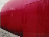 un grand bâtiment rouge avec un toit rouge sur le côté