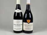 deux bouteilles de vin posées l'une à côté de l'autre sur une table