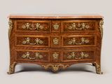une petite commode avec un plateau en marbre
