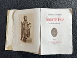 un livre sur la couverture duquel figure l'image d'une statue
