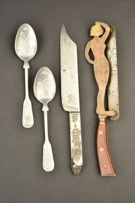 plusieurs types de couteaux et de cuillères posés sur une table