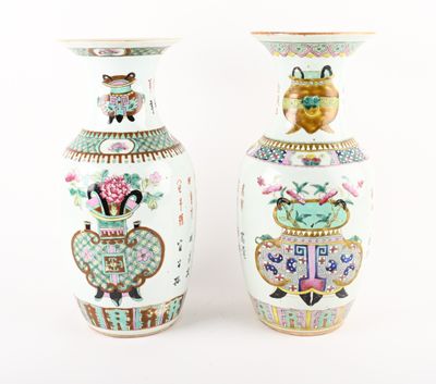 paire de vases chinois ornés de motifs floraux sur fond blanc