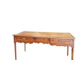 l'image d'une table en bois surmontée de deux tiroirs