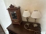 deux lampes posées sur une table en bois