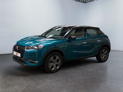 Le SUV bleu est garé dans une grande pièce équipée d'un ventilateur de plafond