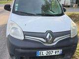 La petite camionnette est garée sur le bord de la route.