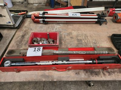 des outils posés sur une table dans le garage
