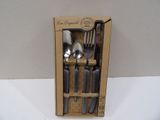 une boîte en carton contenant un couteau, une fourchette et des cuillères