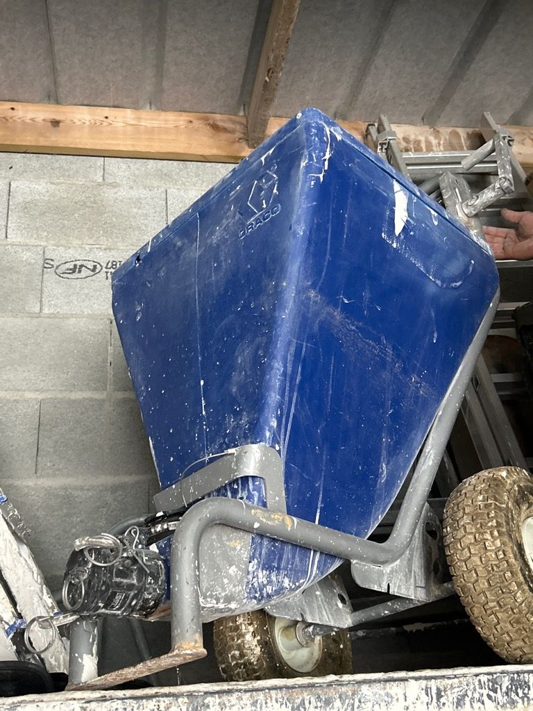 Une cuve à enduit et peinture GRACO pour Airless avec le vid…