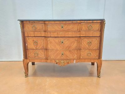COMMODE en frisage et bois de placage à léger ressaut centra…