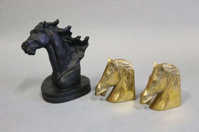 Trois têtes de cheval sont une en résine signée Crosa et une…
