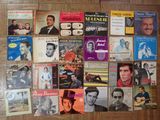 beaucoup de livres de musique accrochés au mur