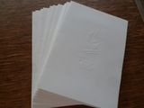 quatre feuilles de papier blanc posées sur une table en bois