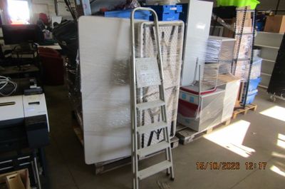 beaucoup de cartons et une échelle dans un entrepôt