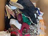 une boîte en carton remplie de vêtements et d'autres objets