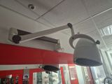 deux lampes suspendues au plafond dans une pièce