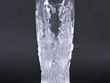 un verre transparent orné d'un motif sur fond noir