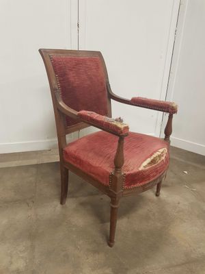 une vieille chaise recouverte de tissu rouge, recouverte de tissu rouge, recouverte de tissu rouge, recouverte de tissu rouge, recouverte de tissu rouge