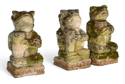 trois statues de grenouilles empilées les unes sur les autres