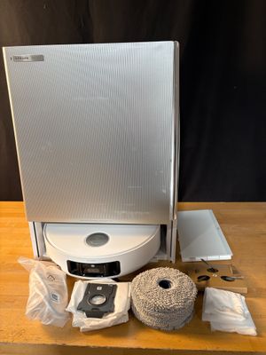 une photo d'une chaîne hi-fi blanche posée sur une table en bois