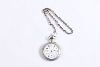 montre de poche en argent avec chaîne, sur fond blanc