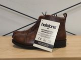 une chaussure marron avec une étiquette, posée sur une étagère
