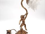une lampe sur laquelle est représenté un singe et une lampe sur laquelle est représentée une fleur