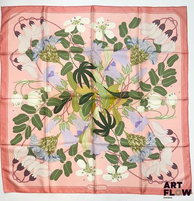 une image représentant une écharpe rose ornée de fleurs