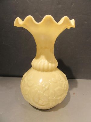 un vase jaune posé sur une table